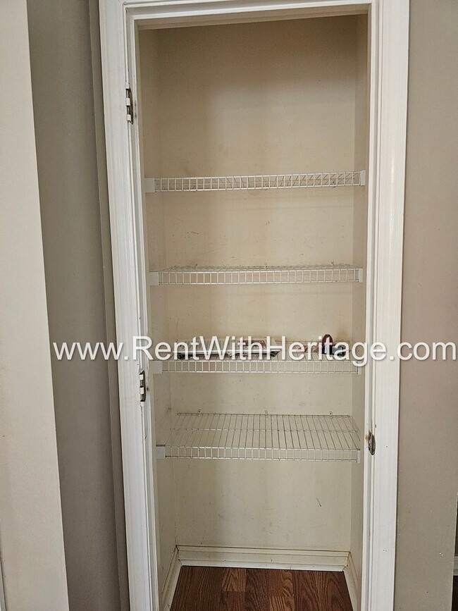 Building Photo - GORGEOUS LAKE VIEW HOME IN POPULAR LAKERIDGE SUBDIVSION! GREAT LOCATION - CLOSE TO EVERYTHING