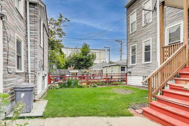 Building Photo - 2144 W Montrose Ave
