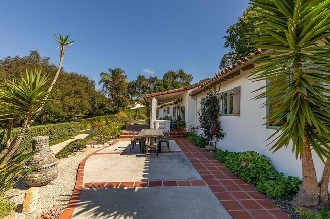 Building Photo - 4015 Lago Dr