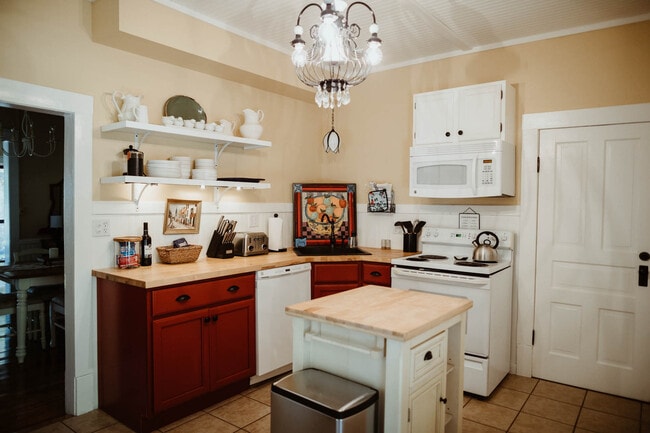 Building Photo - 108 W 6th St