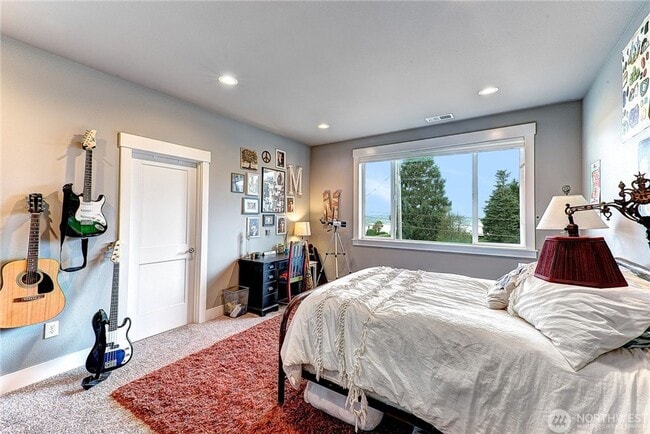 Building Photo - Luxury NW Living: 4 Bedroom Masterpiece with Dual Suites and Private Yard in Desirable Browns Point!