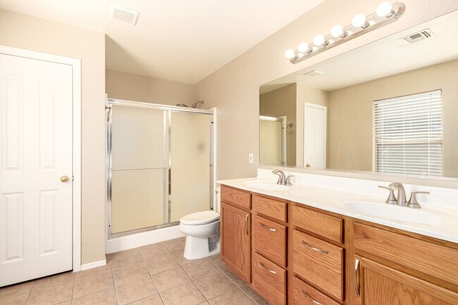 Building Photo - Spacious & Elegant Home with Resort-Style Backyard in Gated Community