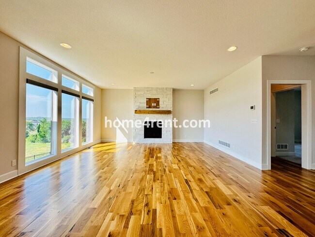 Building Photo - Exceptional Olathe Home in the Cedar Creek Subdivision w/ Wood Floors and a Finished Basment!