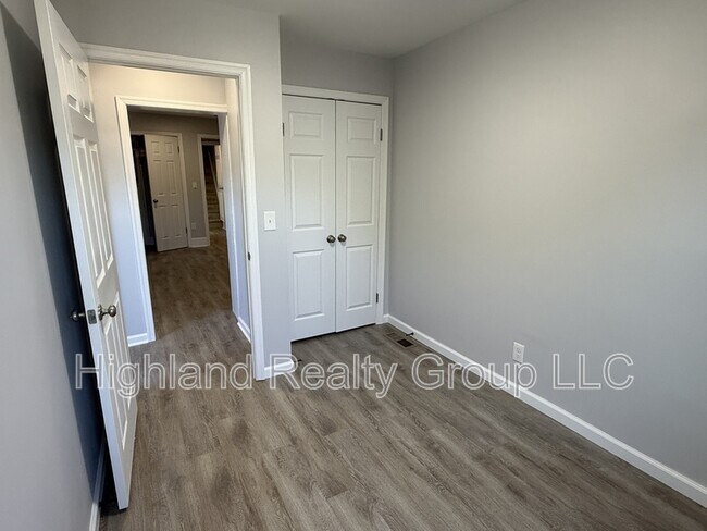 Building Photo - 913 Blunston St