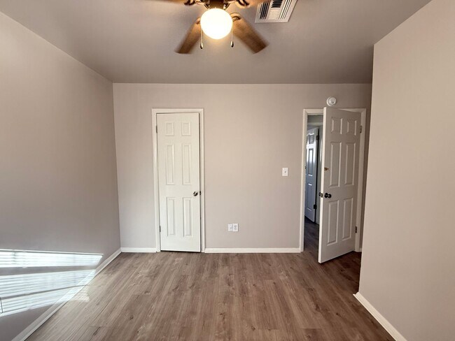 Building Photo - Tulsa 3 Bedroom 1 Bath Duplex with Fenced private Backyard