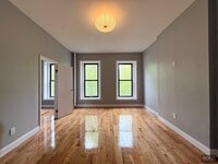 Building Photo - 1.5 Bedroom + Private Outdoor Space