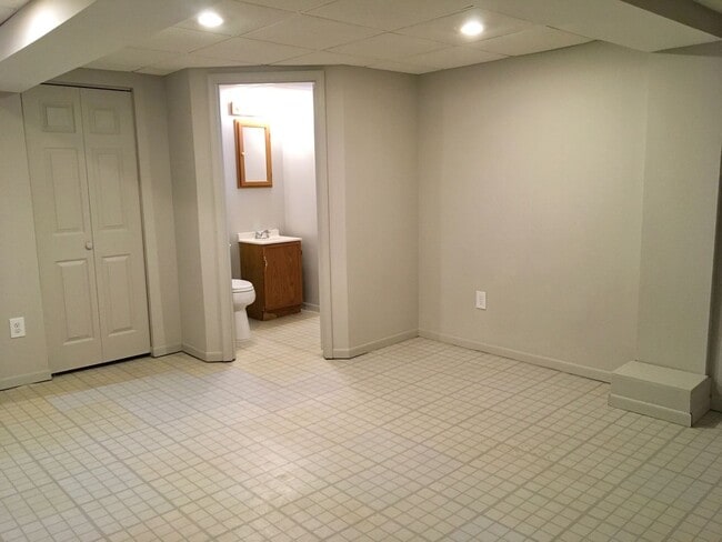 Building Photo - Fantastic 3 Bedroom EOG Townhome with Parking Pad in Parkville!