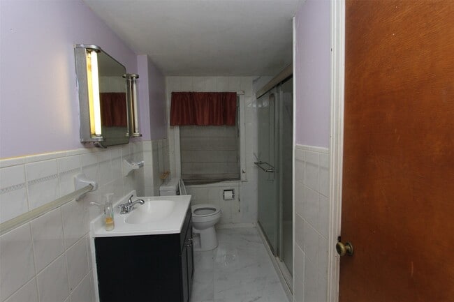 Building Photo - 701 Delano Ave