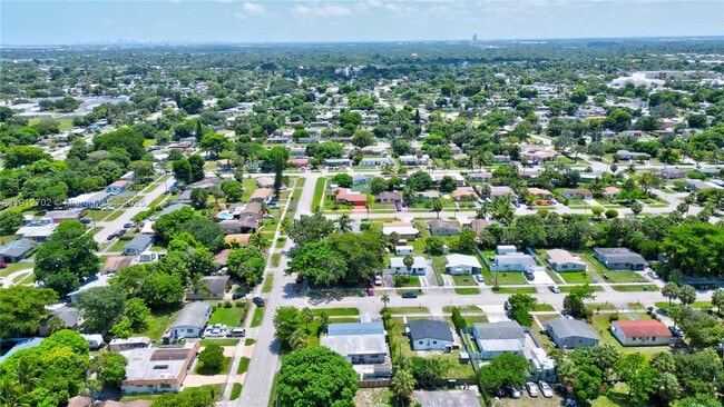 Building Photo - 3331 NW 8th Pl