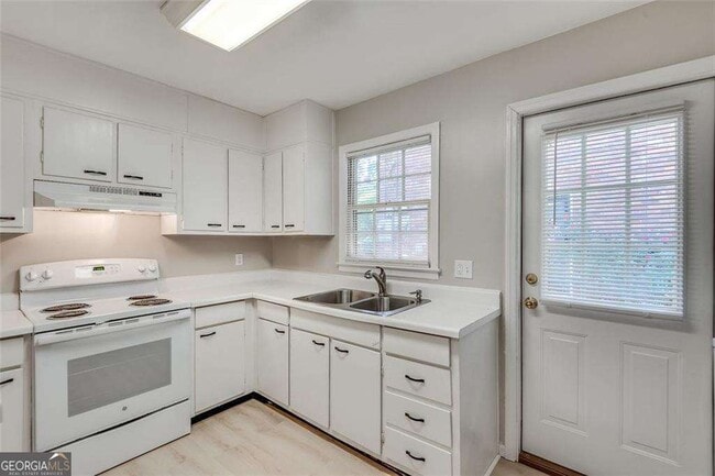 Building Photo - 799 Marstevan Dr NE