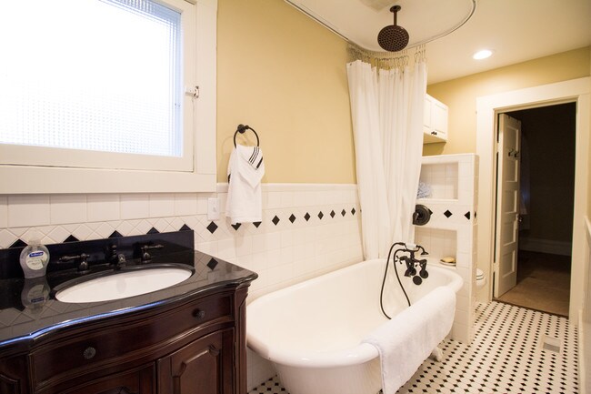 Building Photo - 1321 E Isaacs Ave