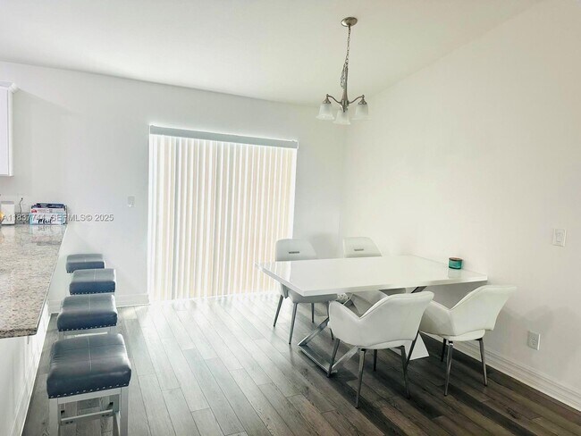 Building Photo - 2524 NE 5th Ave