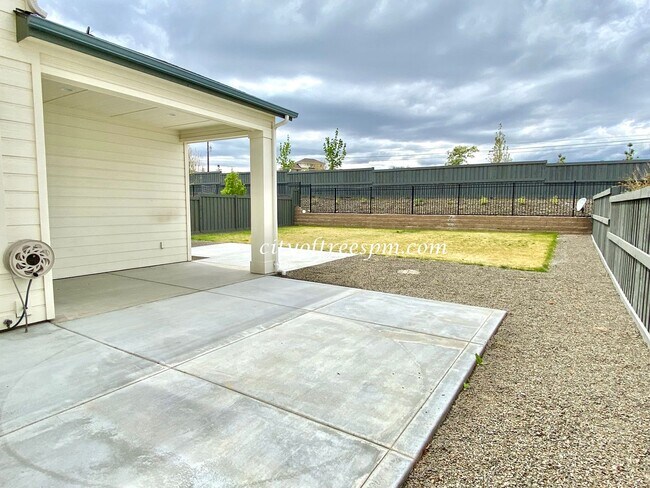 Building Photo - BEAUTIFUL 4 bed 2 1/2 Bath Located in Cent...