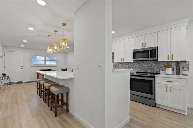 Building Photo - 255 The Esplanade N