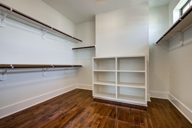 Building Photo - 1721 Thompson St