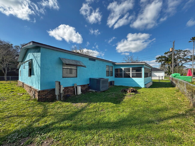 Building Photo - 3BR/2BA Large Island Manufactured Home