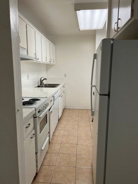 Kitchen, lots of cabinets, new range hood, new disposal, newer fridge - 3050 Rue Dorleans