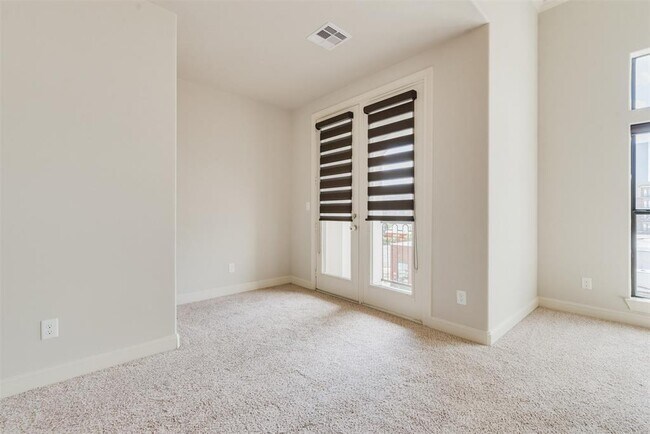 Building Photo - 619 Live Oak St