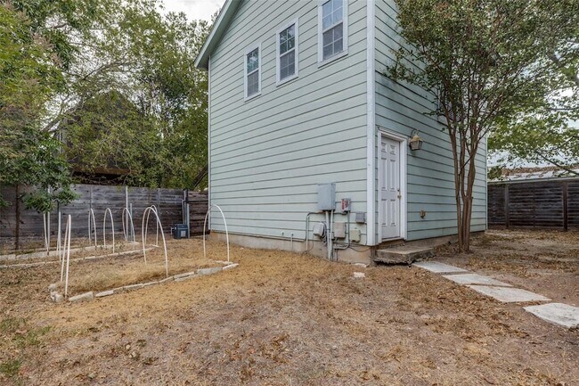 Building Photo - 1604 Walnut Ave