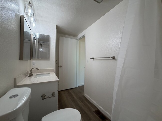 Building Photo - Ground floor Condo with sky views, Benicia