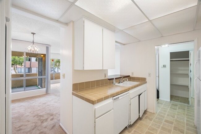 Building Photo - 5600 Kensington Way