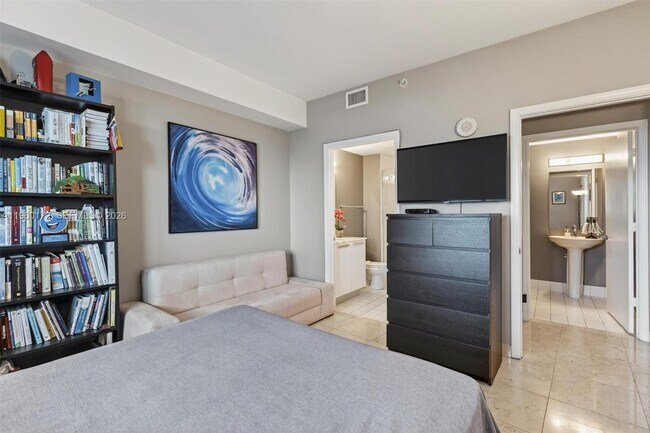 Building Photo - 601 NE 36th St