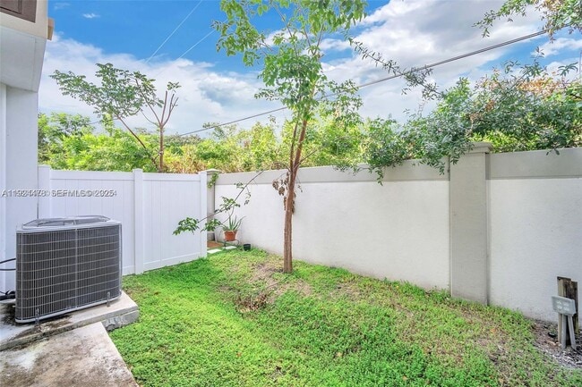 Building Photo - 4181 N Oak Pl