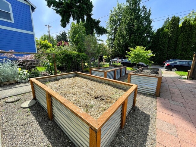 Building Photo - Lovely St Johns Home with Attached Garage, Outdoor Space, Washer/Dryer In Unit