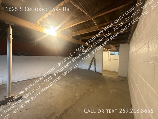 Building Photo - 1625 S Crooked Lake Dr