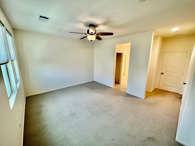 Building Photo - Beautiful Upgraded 3-Bedroom Townhouse in ...