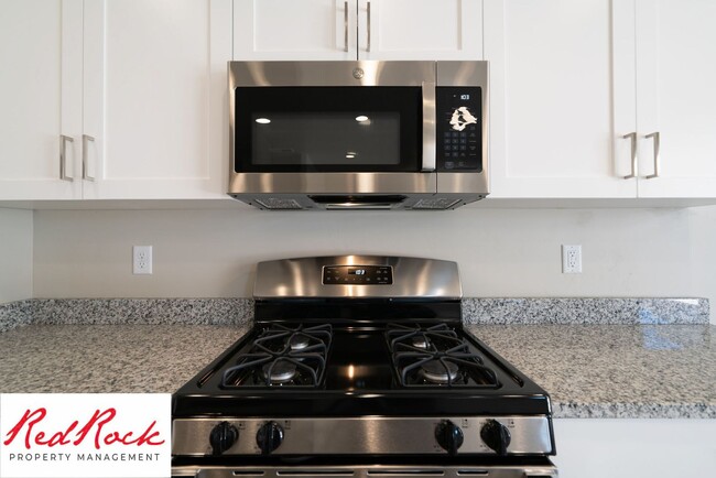 Building Photo - 4 Bedroom, 2.5 Bathroom Townhome in Hurric...