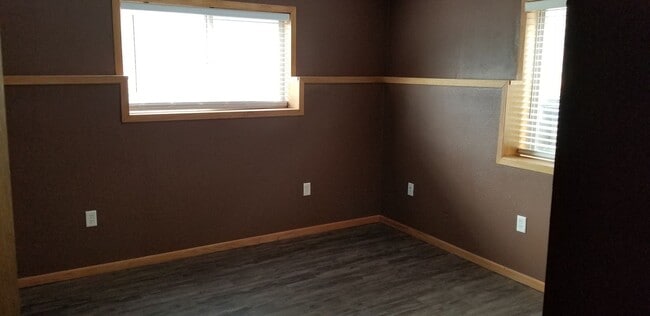 Building Photo - Private Split Level Home