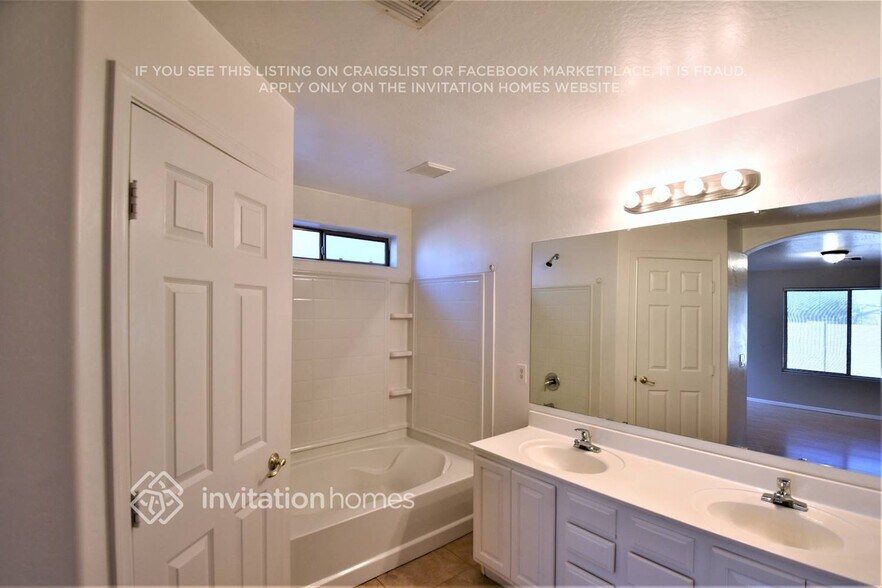 Building Photo - 5621 S 11th Pl