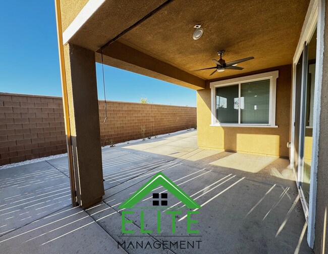 Building Photo - Spacious and Modern 4-Bedroom Home in Desi...