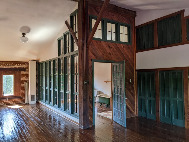 Entry to bathroom - 11 Spruce St