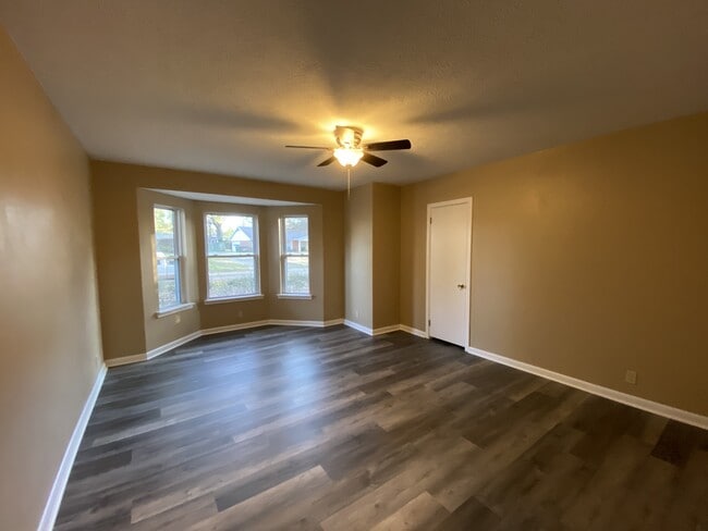 Building Photo - 2 Knightsbridge Pl