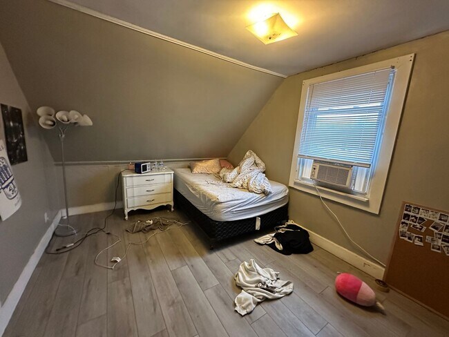 Building Photo - 4 Bedroom House Available Next to UC Campus