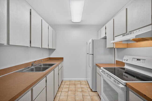 Building Photo - 8585 SE Church St