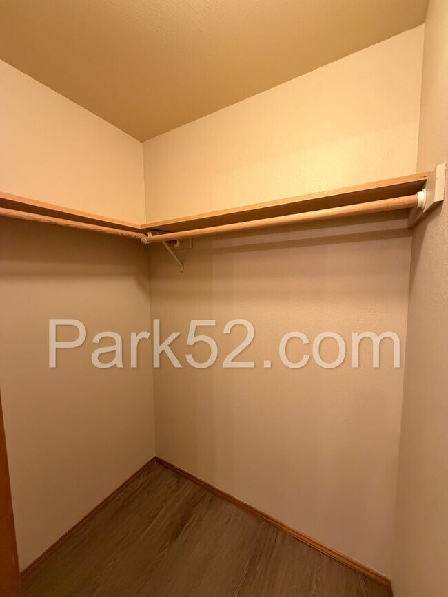 Building Photo - 2 Bedroom Townhome in Gig Harbor - New Flooring!