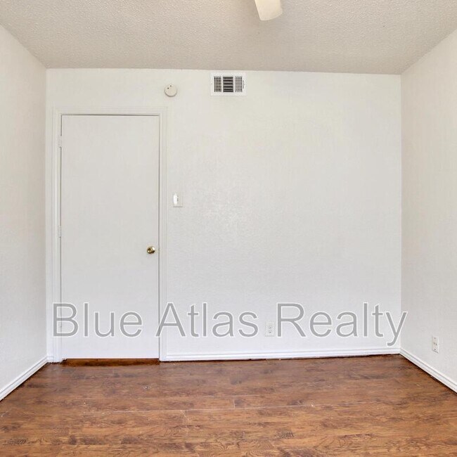 Building Photo - 6857 S Creek Dr