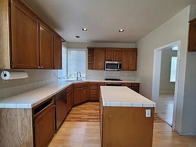 Building Photo - Spacious 4 Bed 3 Bath Home with a Pool!