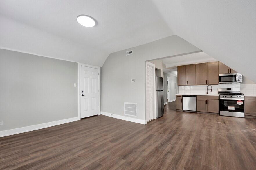 Building Photo - 3040 W Medill Ave