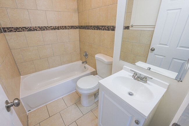 Building Photo - Spacious 3bdrm 1bath Home in Quiet Community