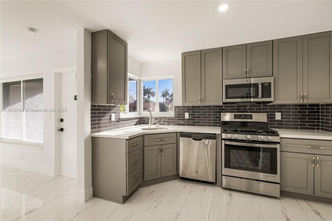 Building Photo - 2111 N 14th Ct
