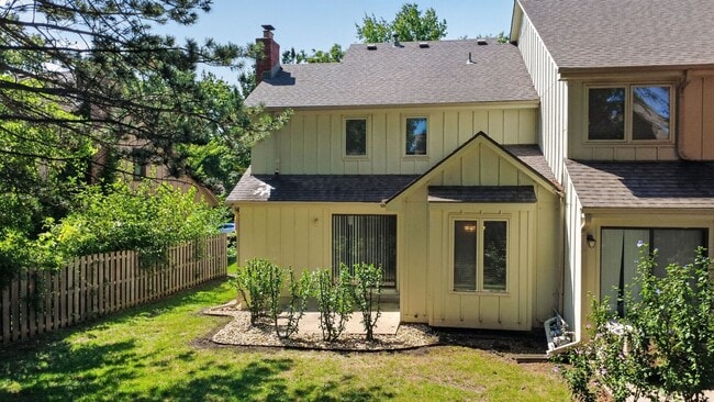 Building Photo - Renovated 3BR/2.5BA Townhome in Blue Valley Schools with Full Basement & 2-Car Garage