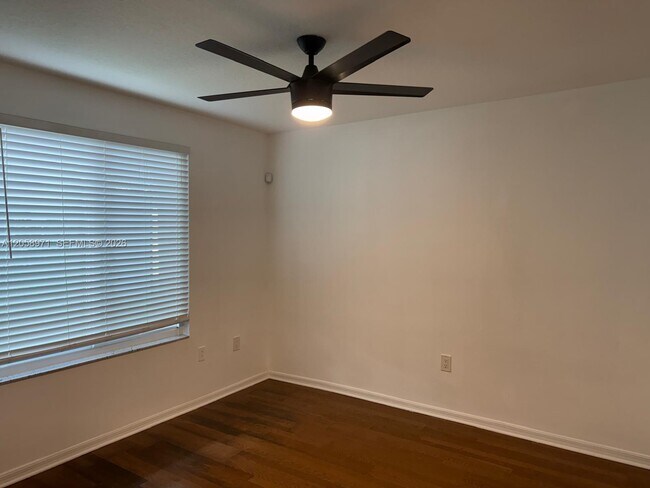 Building Photo - 401 Villa Cir