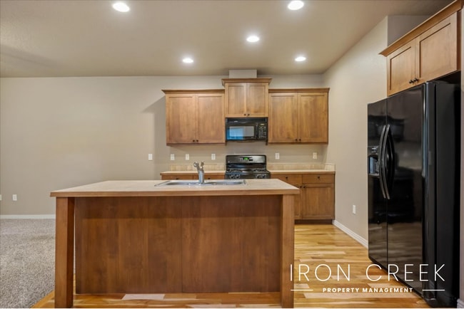 Building Photo - AVAILABLE JUNE 16