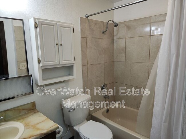 Building Photo - 1545 Northview Dr