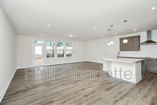 Building Photo - 6029 Mariemont Cir