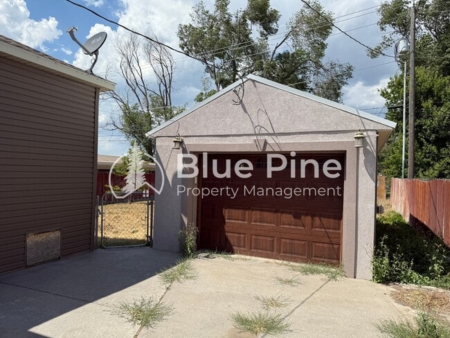 Building Photo - 321 Lomax St